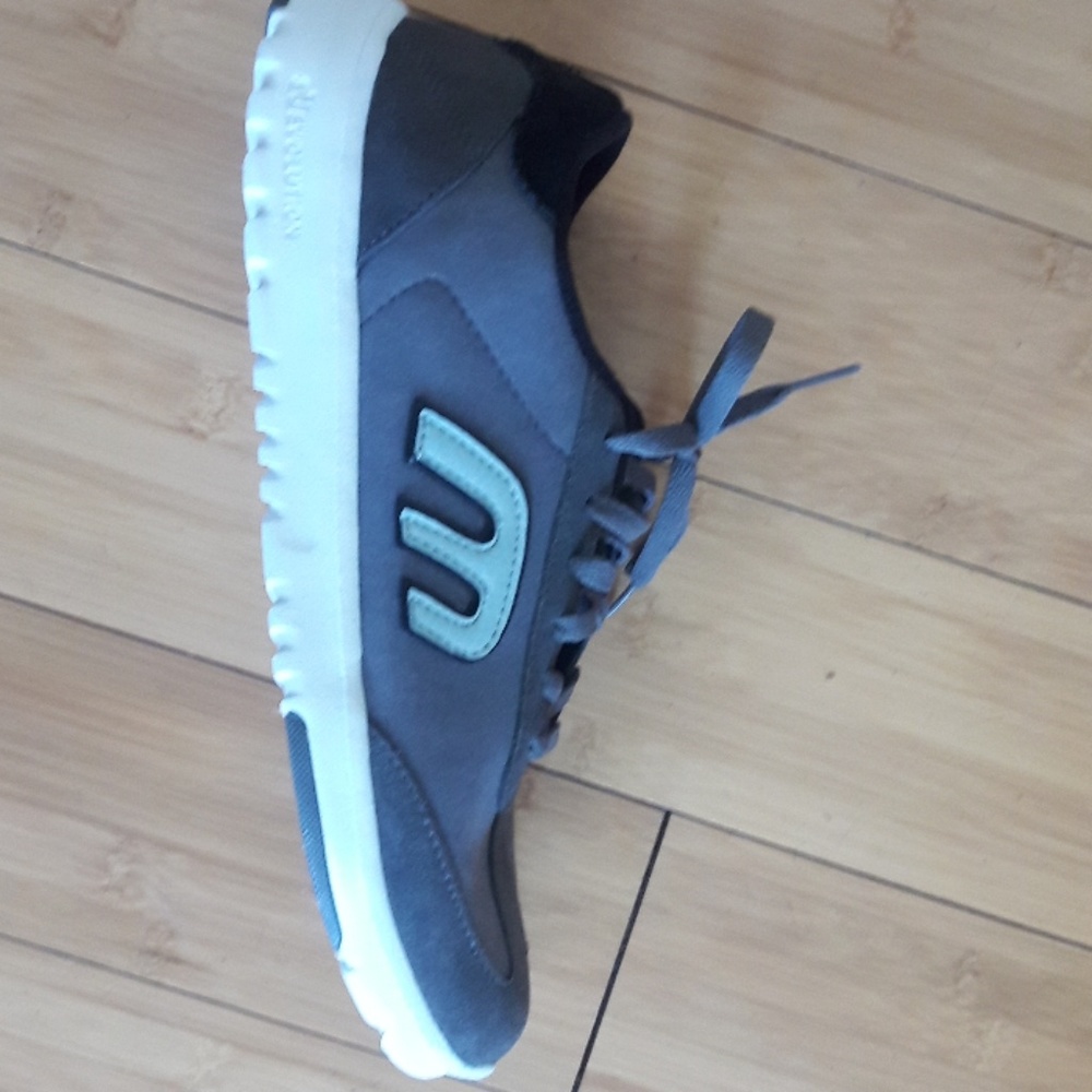 Tennis shoes